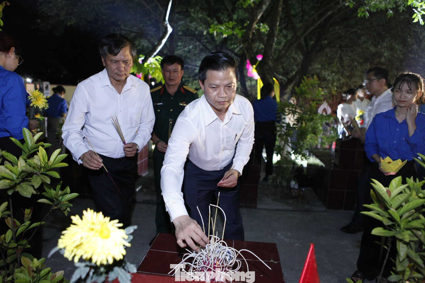 Phó Chủ tịch thường trực UBND tỉnh Bắc Ninh Vương Quốc Tuấn và Bí thư Thành ủy Bắc Ninh Tạ Đăng Đoan thắp nến tri ân các anh hùng liệt sĩ. Ảnh: Nguyễn Thắng Phó Chủ tịch thường trực UBND tỉnh Bắc Ninh Vương Quốc Tuấn và Bí thư Thành ủy Bắc Ninh Tạ Đăng Đoan thắp nến tri ân các anh hùng liệt sĩ. Ảnh: Nguyễn Thắng