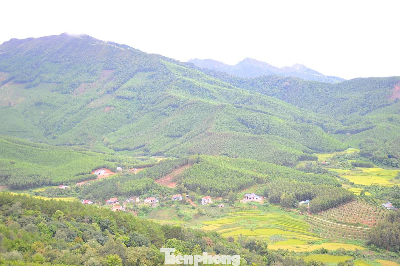 Xung quang Đồng Cao là những dãy núi trùng đẹp và bản làng của đồng bào dân tộc tạo nên khung cảnh nên thơ và kỳ vĩ Xung quang Đồng Cao là những dãy núi trùng đẹp và bản làng của đồng bào dân tộc tạo nên khung cảnh nên thơ và kỳ vĩ