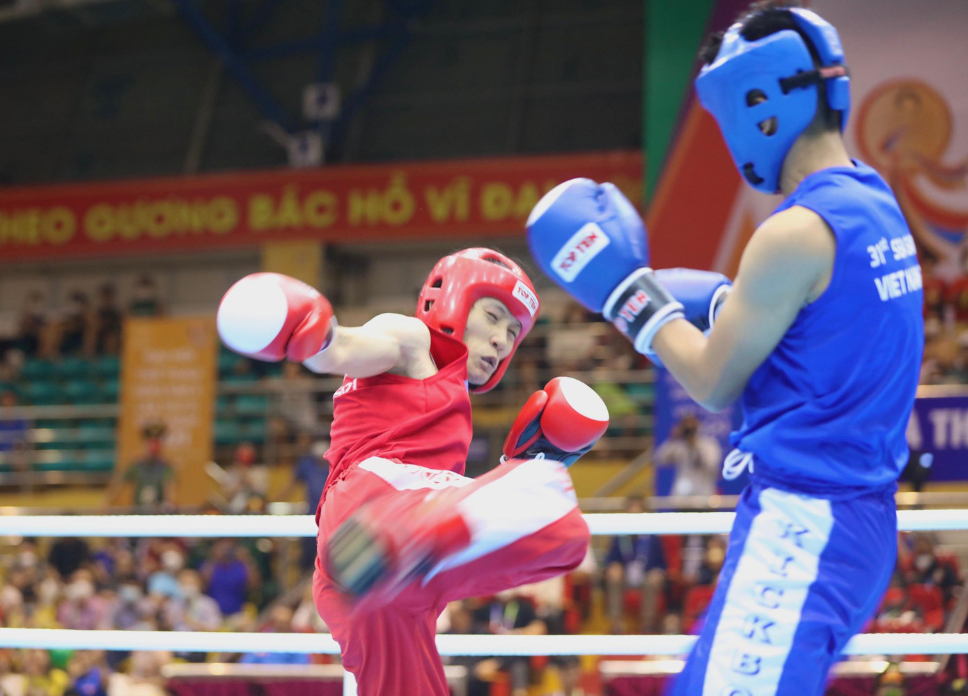 Trận chung kết thứ 2 diễn ra giữa vận động viên Nguyễn Thị Hằng Nga (áo đỏ) ở hạng cân 48 kg với đối thủ người Philippines