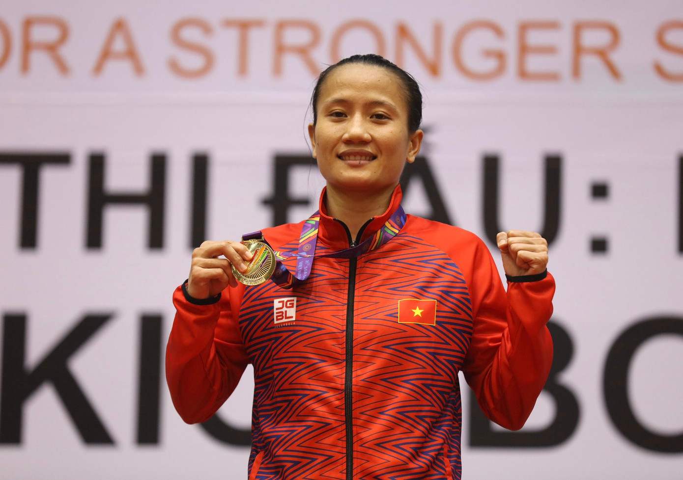 Vận động viên Nguyễn Thị Hằng Nga nhận huy chương vàng SEA Games 31