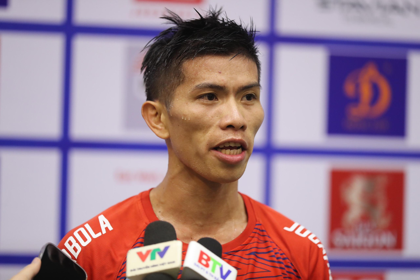 Tuấn thắng đối thủ 3 - 0. Vận động viên Huỳnh Văn Tuấn trả lời báo chí sau khi chiến thắng