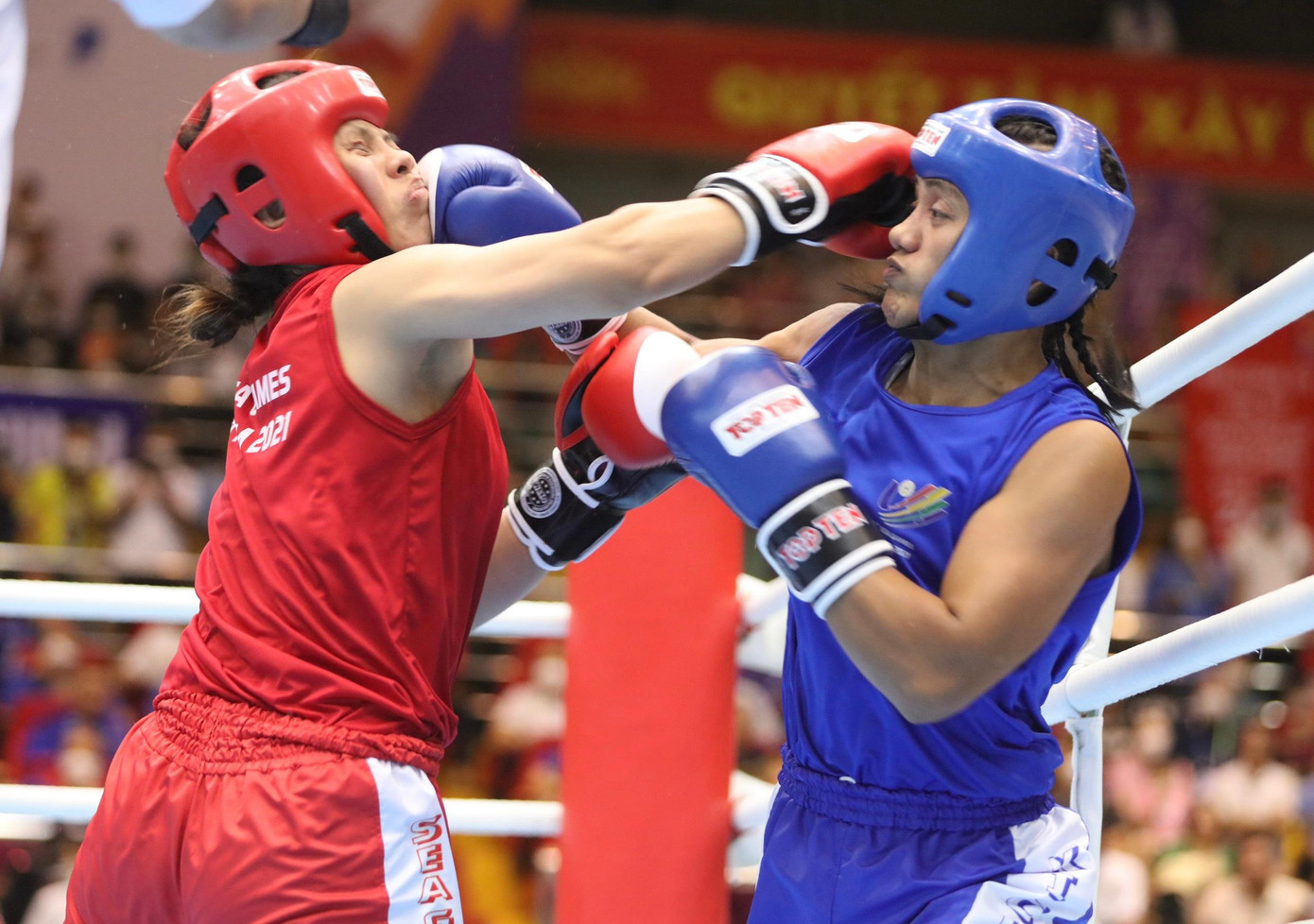 Huỳnh Kim Vàng (áo đỏ) thi đấu trong trận chung kết