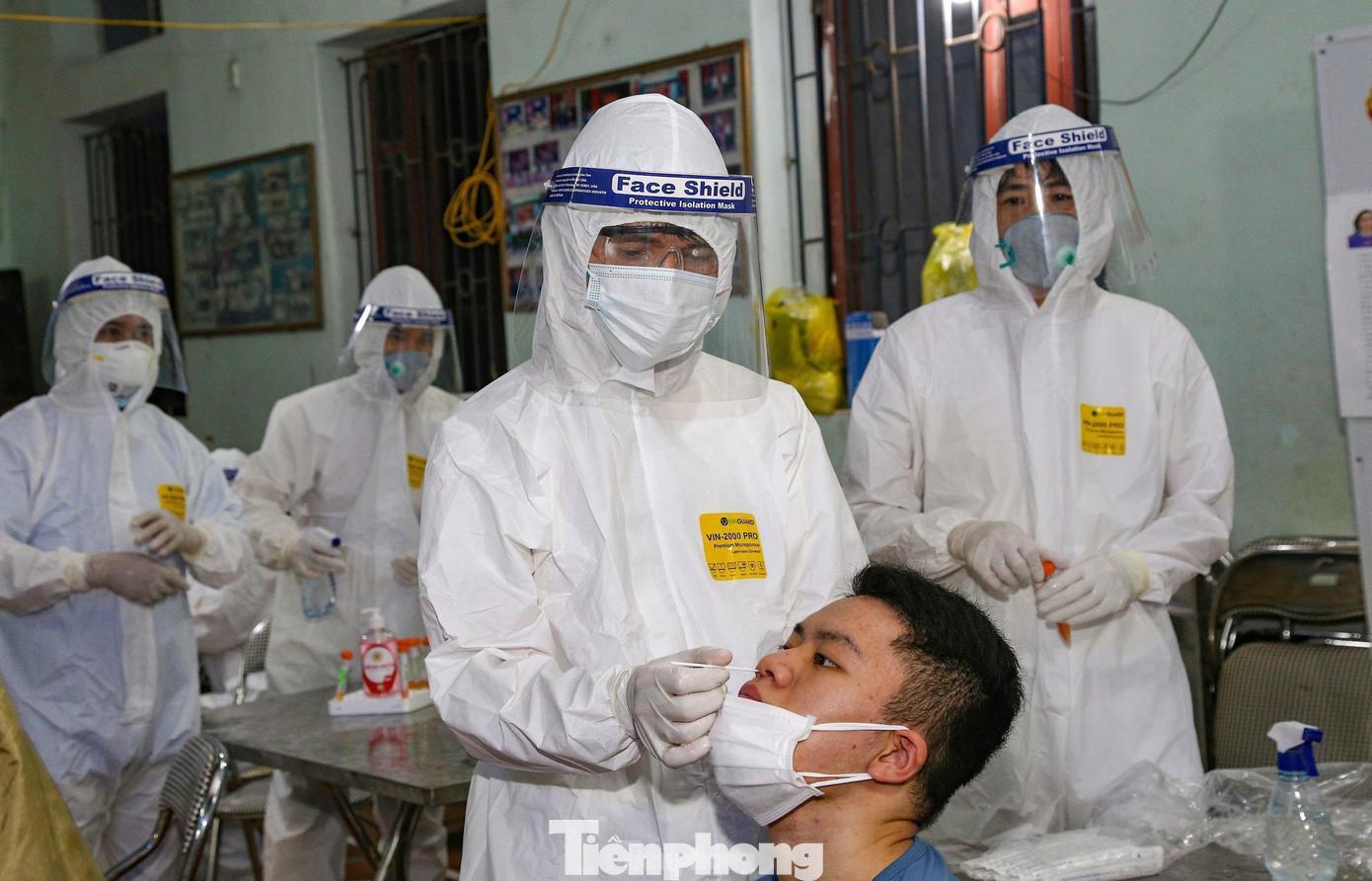 Cơ quan chức năng tỉnh Bắc Ninh lấy mẫu xét nghiệm cho người dân