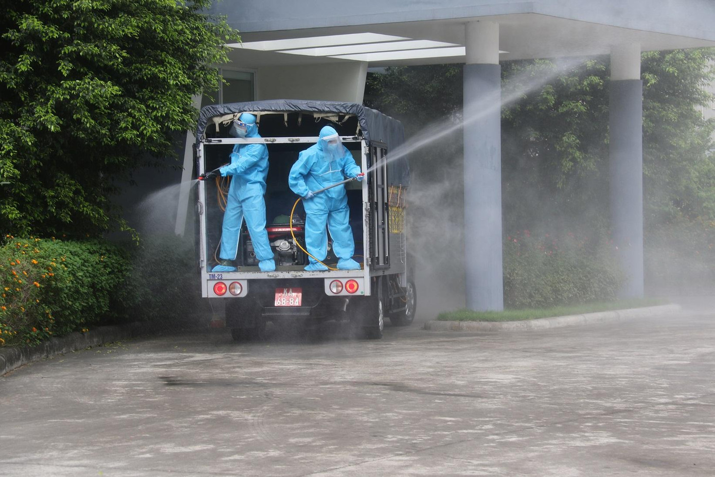 Quân khu 1 phun khử khuẩn KCN Vân Trung