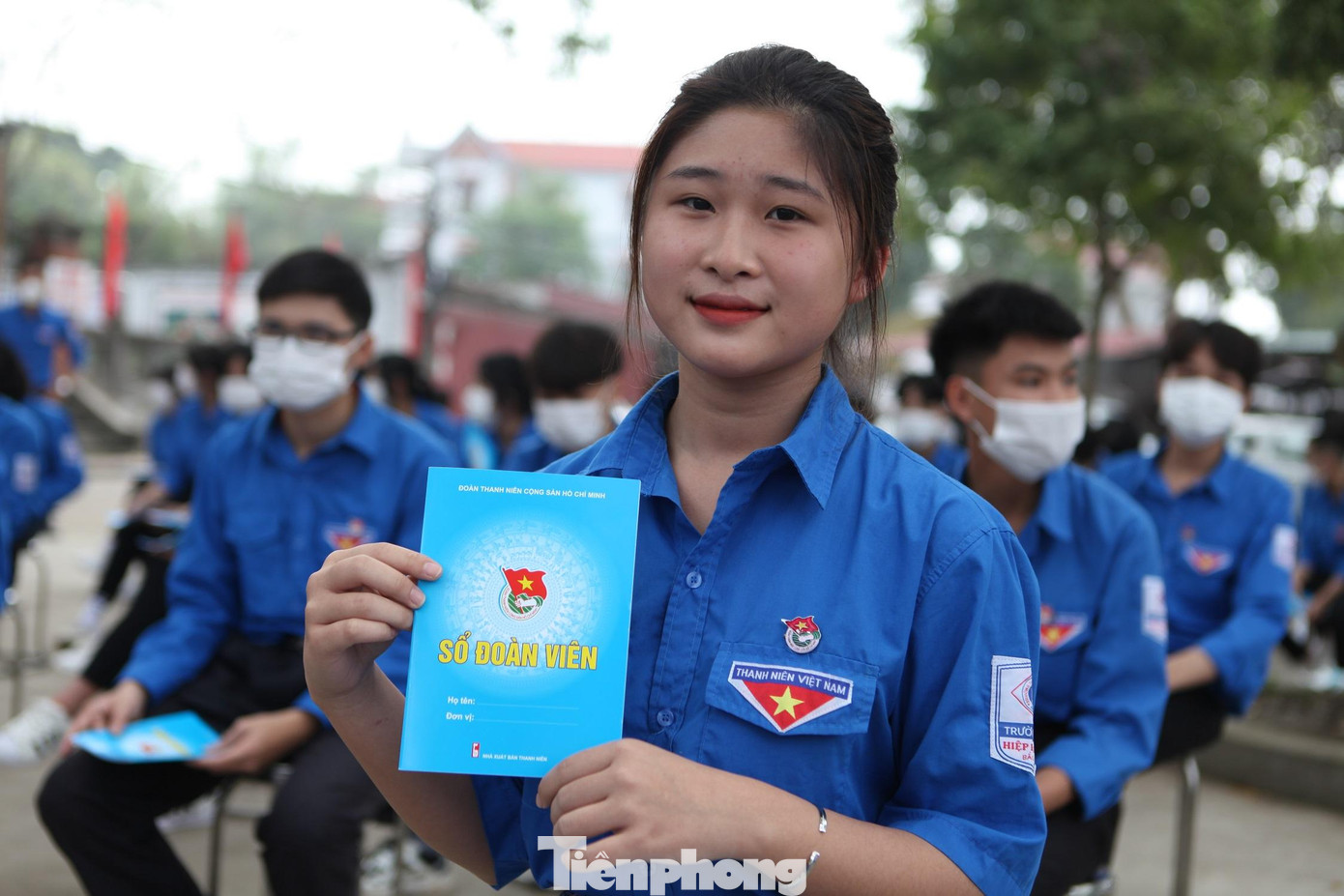 Một học sinh được kết nạp vào tổ chức Đoàn tại lễ kỷ niệm Một học sinh được kết nạp vào tổ chức Đoàn tại lễ kỷ niệm