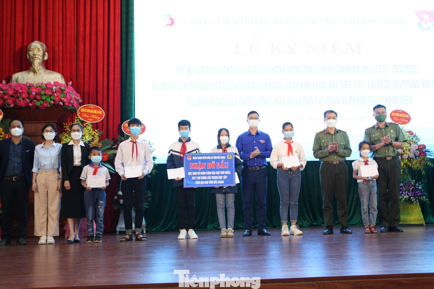Cũng trong ngày 26/3, Đoàn Công an tỉnh Bắc Giang tổ chức Lễ kỷ niệm 91 năm thành lập Đoàn và ra mắt mô hình nhận đỡ đầu học sinh có hoàn cảnh khó khăn, vươn lên trong học tập. Theo đó, Đoàn Công an tỉnh Bắc Giang nhận đỡ đầu 10 em học sinh khó khăn (học lớp 2 và lớp 8) cho đến khi các em học xong THPT. Cũng trong ngày 26/3, Đoàn Công an tỉnh Bắc Giang tổ chức Lễ kỷ niệm 91 năm thành lập Đoàn và ra mắt mô hình nhận đỡ đầu học sinh có hoàn cảnh khó khăn, vươn lên trong học tập. Theo đó, Đoàn Công an tỉnh Bắc Giang nhận đỡ đầu 10 em học sinh khó khăn (học lớp 2 và lớp 8) cho đến khi các em học xong THPT.