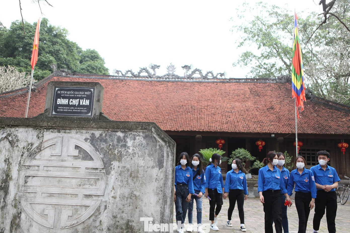 Các đoàn viên tìm hiểu về di tích quốc gia đặc biệt Đình Chợ Vân thuộc An toàn khu II Các đoàn viên tìm hiểu về di tích quốc gia đặc biệt Đình Chợ Vân thuộc An toàn khu II