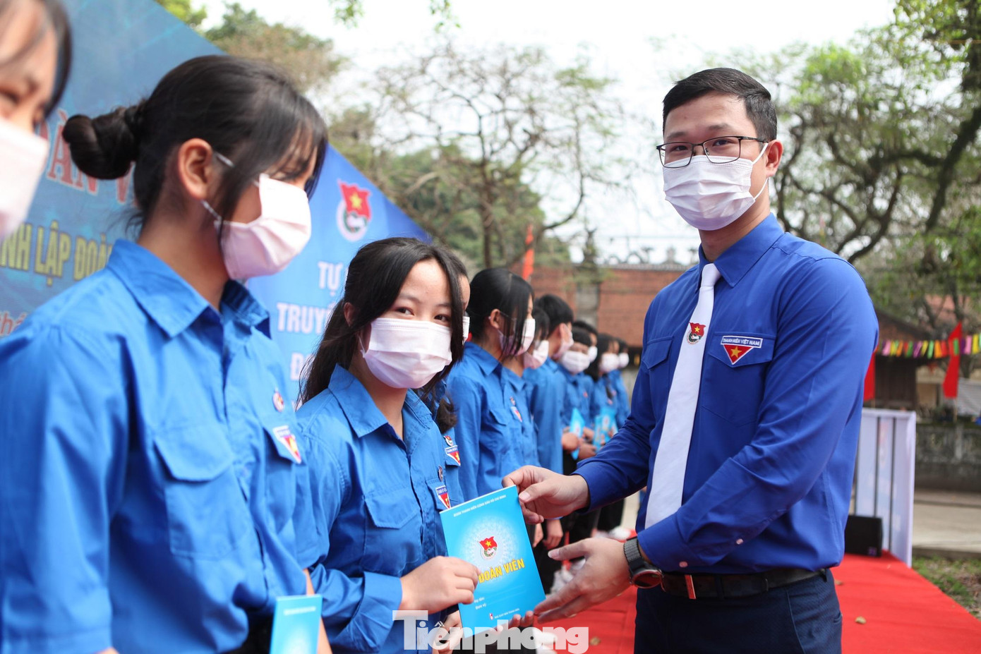 Anh Thân Trung Kiên trao sổ Đoàn cho các đoàn viên mới được kết nạp vào tổ chức Đoàn Anh Thân Trung Kiên trao sổ Đoàn cho các đoàn viên mới được kết nạp vào tổ chức Đoàn