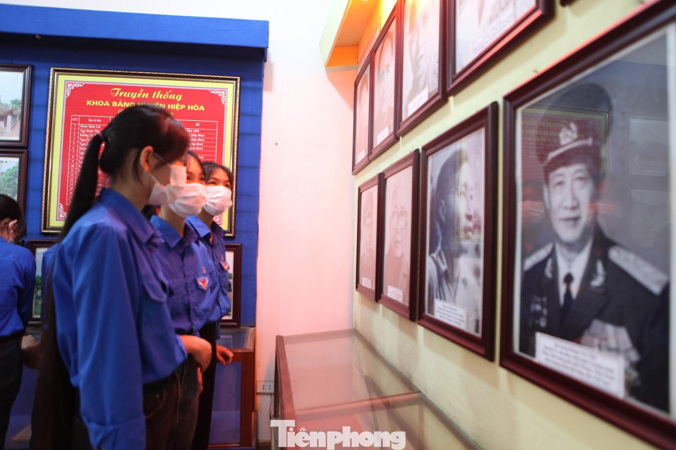 Các đoàn viên mới được kết nạp thăm nhà truyền thống An toàn khu II Các đoàn viên mới được kết nạp thăm nhà truyền thống An toàn khu II