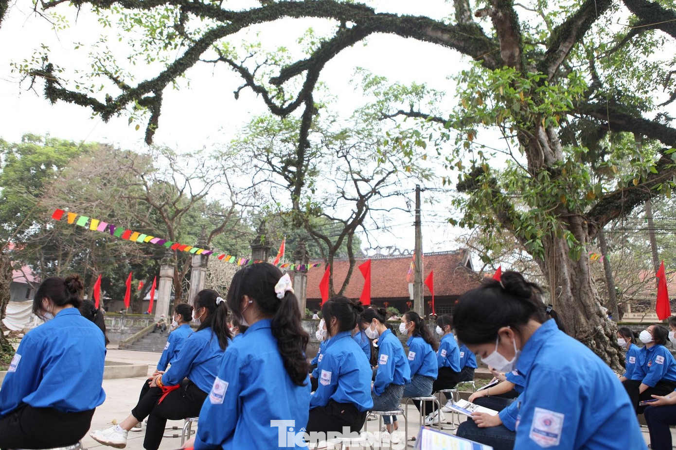 Đông đảo đoàn viên tham dự Lễ kỷ niệm 91 năm thành lập Đoàn và cùng ôn lại lịch sử vẻ vang của Đoàn tại Đình Chợ Vân (một trong 8 điểm di tích lịch sử thuộc An toàn khu II) Đông đảo đoàn viên tham dự Lễ kỷ niệm 91 năm thành lập Đoàn và cùng ôn lại lịch sử vẻ vang của Đoàn tại Đình Chợ Vân (một trong 8 điểm di tích lịch sử thuộc An toàn khu II)