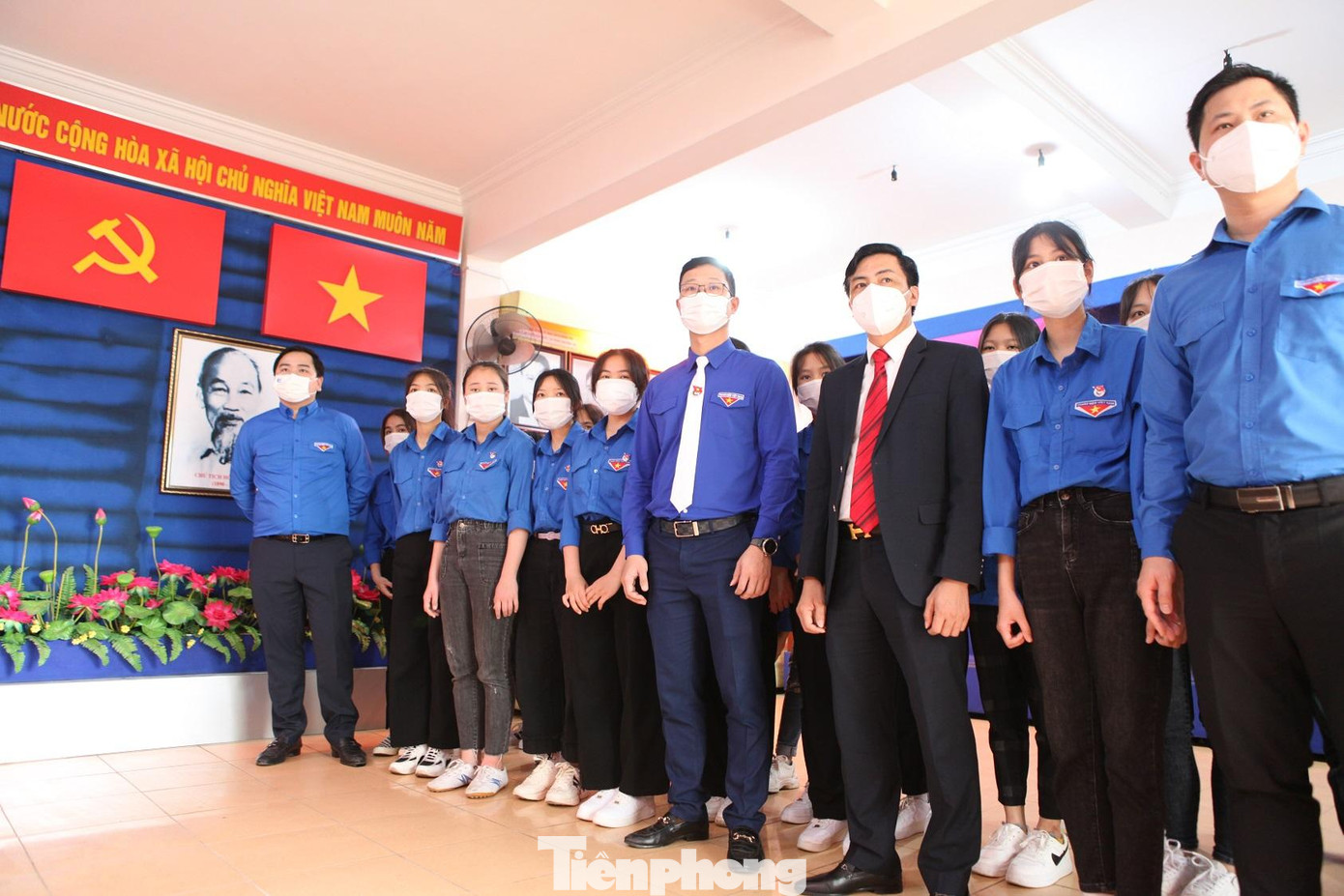 Lãnh đạo tỉnh Đoàn Bắc Giang và các đoàn viên nghe giới thiệu về lịch sử An toàn khu II Lãnh đạo tỉnh Đoàn Bắc Giang và các đoàn viên nghe giới thiệu về lịch sử An toàn khu II