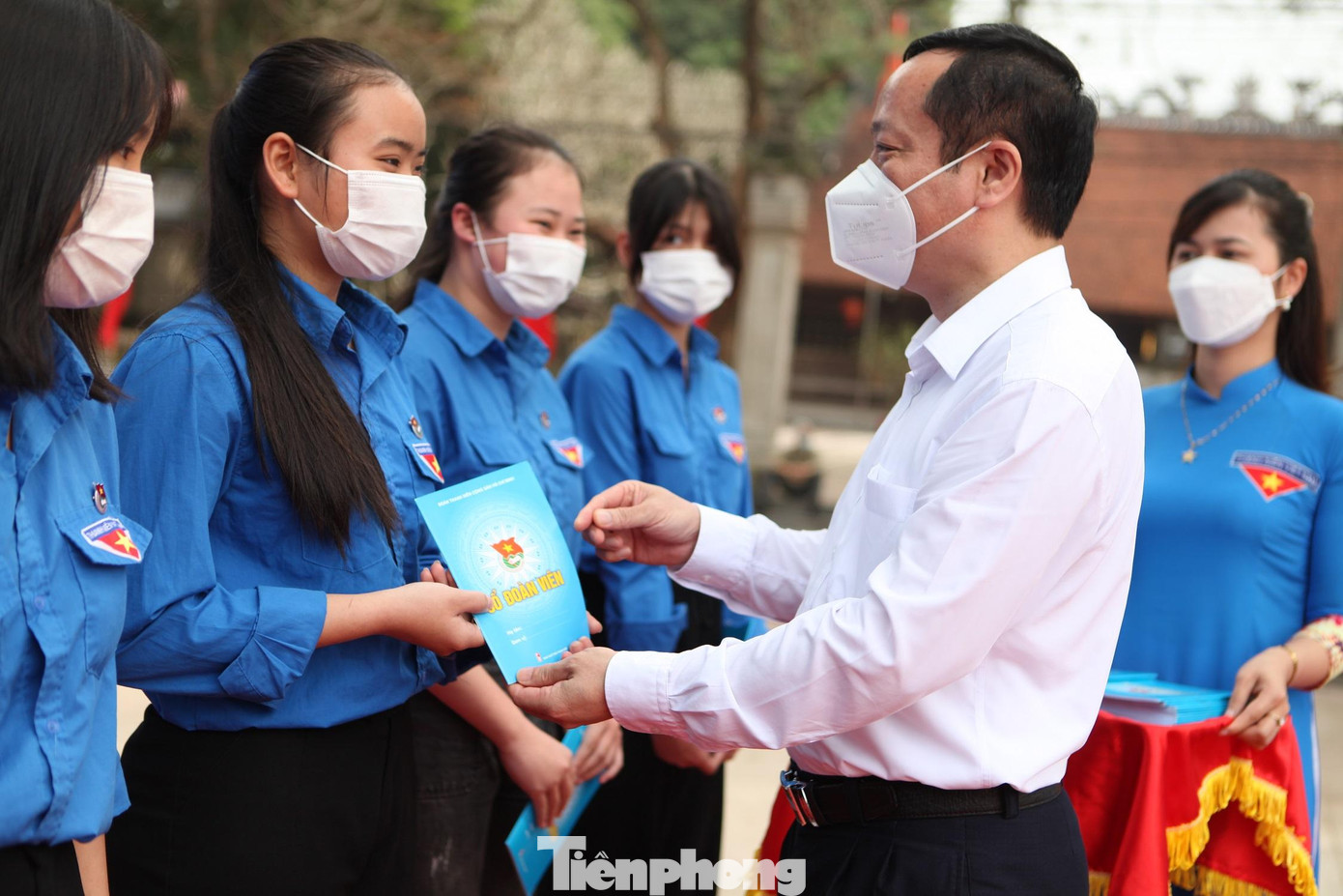 Cũng tại chương trình, Tỉnh Đoàn Bắc Giang tổ chức kết nạp 91 đoàn viên mới. Lãnh đạo tỉnh Bắc Giang trao sổ Đoàn cho các đoàn viên mới được kết nạp Cũng tại chương trình, Tỉnh Đoàn Bắc Giang tổ chức kết nạp 91 đoàn viên mới. Lãnh đạo tỉnh Bắc Giang trao sổ Đoàn cho các đoàn viên mới được kết nạp