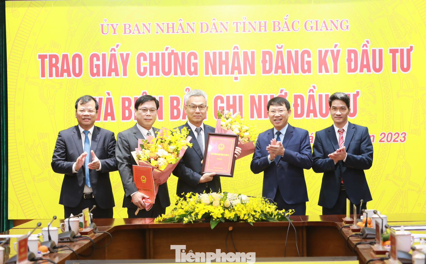 Lãnh đạo tỉnh Bắc Giang trao giấy chứng nhận đăng ký đầu tư cho nhà đầu tư nước ngoài. Lãnh đạo tỉnh Bắc Giang trao giấy chứng nhận đăng ký đầu tư cho nhà đầu tư nước ngoài.