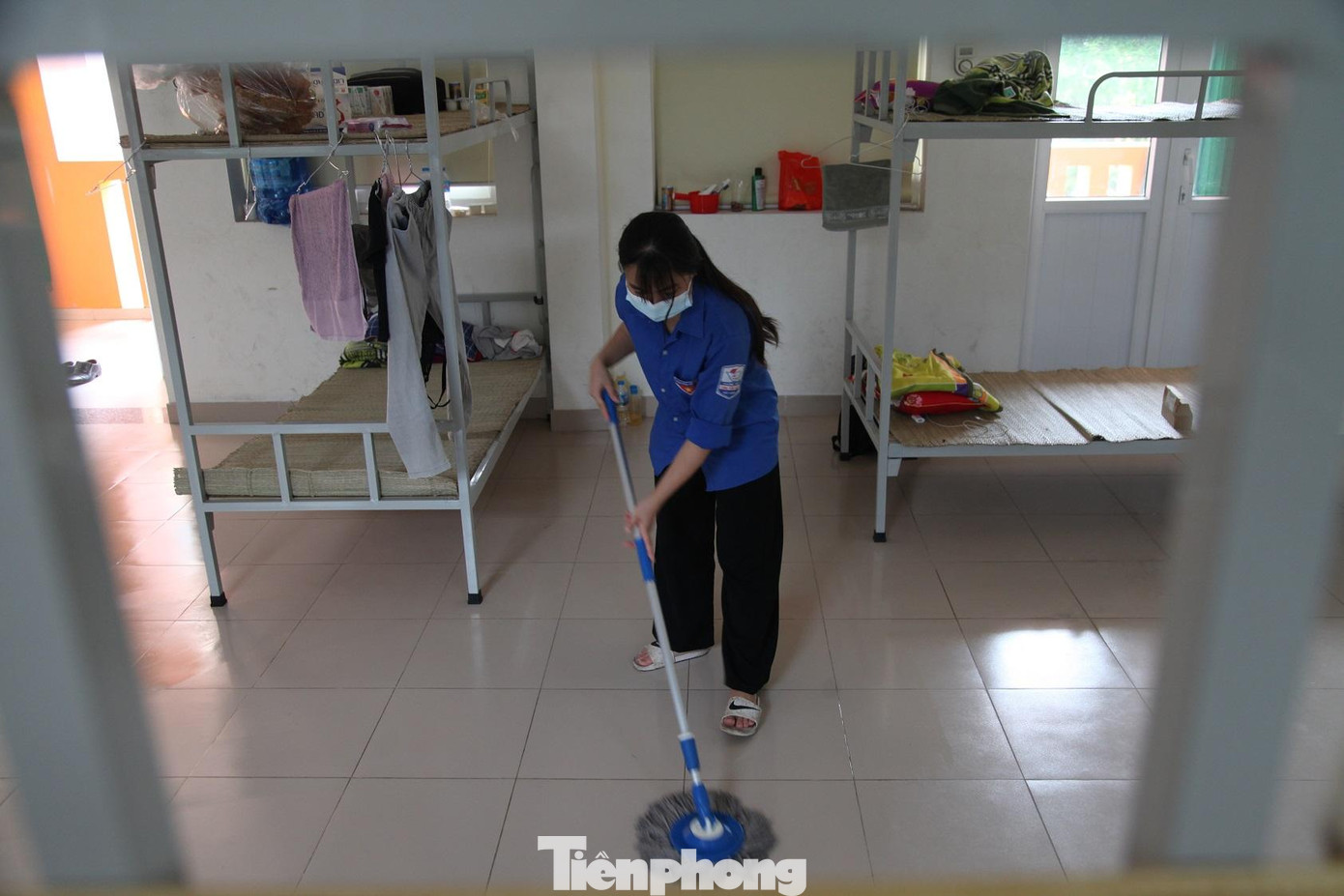 Các bạn sinh viên tình nguyện lau chùi phòng ngủ đoàn y tế trường Đại học Kỹ thuật Y tế tỉnh Hải Dương