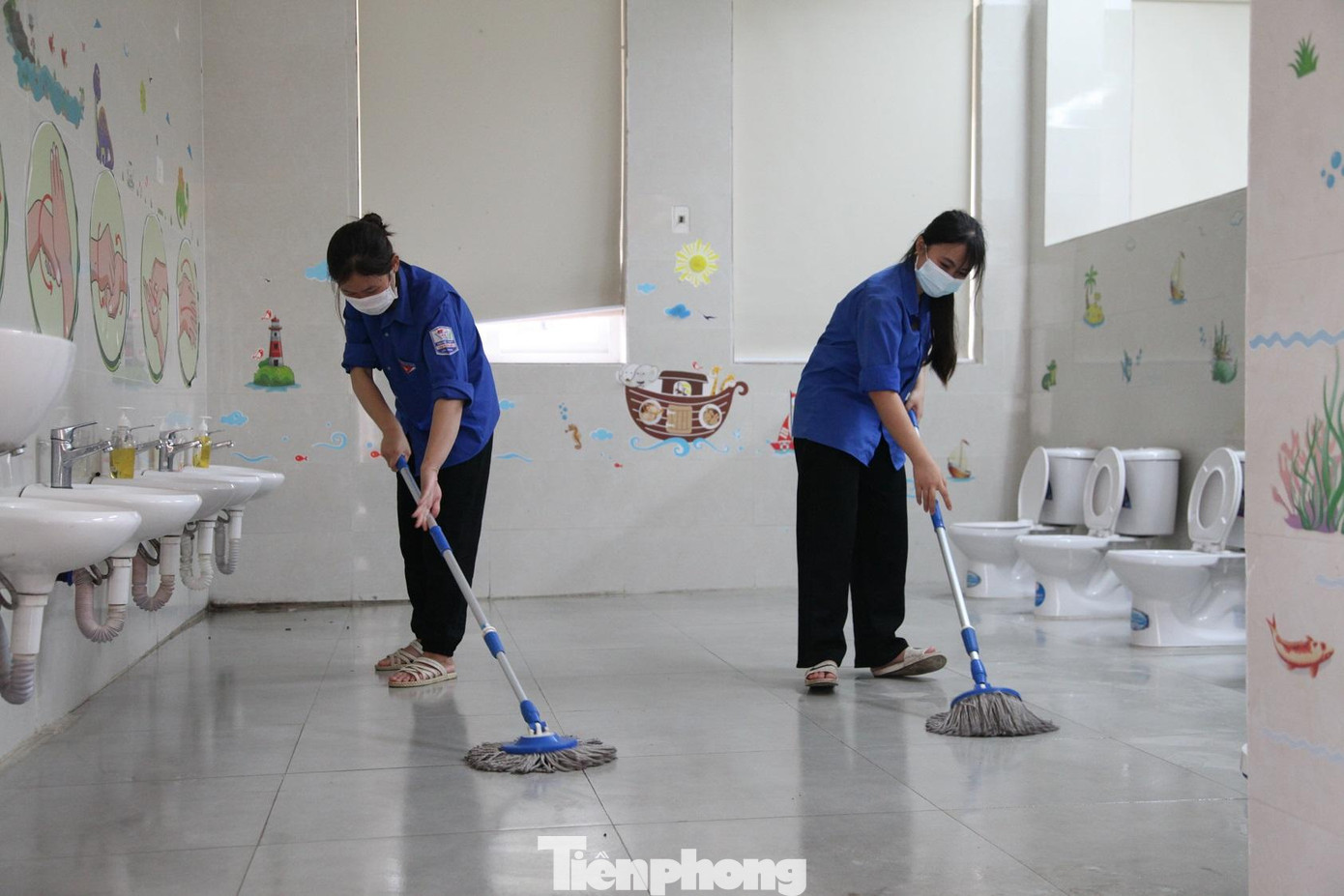 Khu nhà vệ sinh thuộc nơi ở của đoàn y tế trường Đại học Kỹ thuật Y tế tỉnh Hải Dương được các bạn tình nguyện lau chùi sạch sẽ thường xuyên