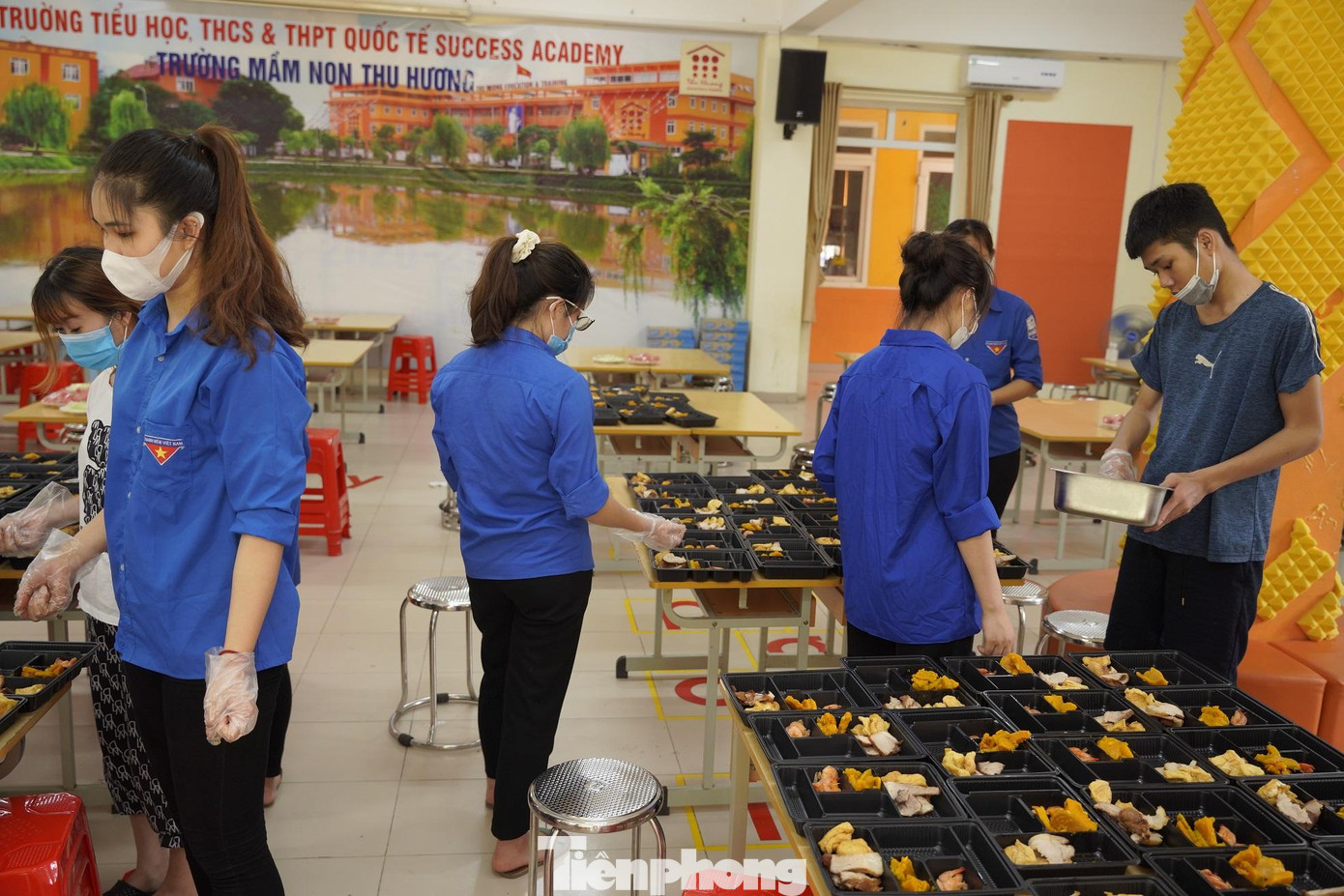 Các bạn sinh viên tình nguyện trường Cao đẳng Ngô Gia Tự chuẩn bị bữa ăn cho đoàn y tế trường Đại học Kỹ thuật Y tế tỉnh Hải Dương đến hỗ trợ tỉnh Bắc Giang dập dịch