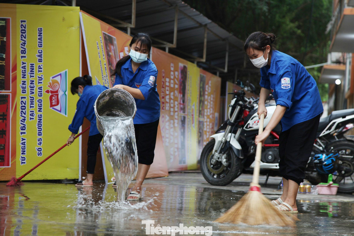 Các bạn tình nguyện viên vệ sinh khuân viên nơi ở của đoàn y tế trường Đại học Kỹ thuật Y tế tỉnh Hải Dương