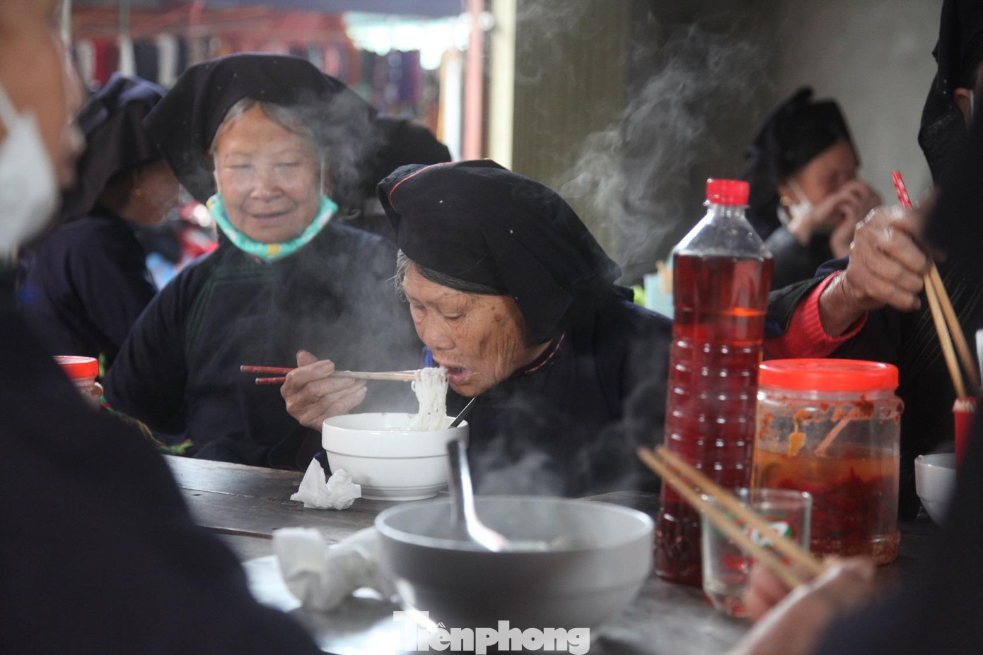 Những phụ nữ người Nùng ăn sáng trước khi ra chợ tình để hát Soong hao (dân ca của người Nùng)