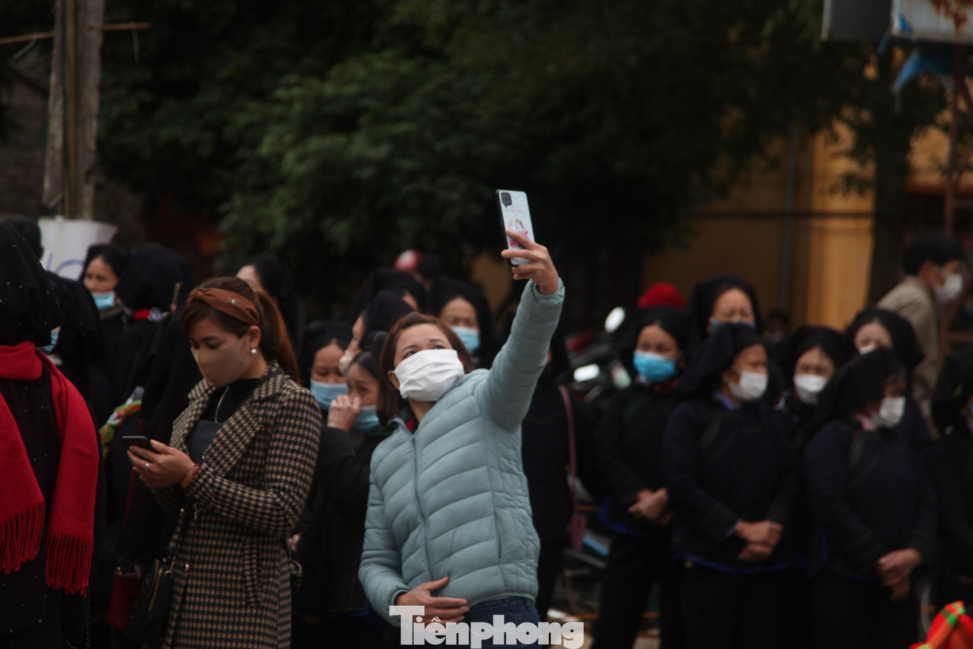 Nhiều người hào hứng chụp ảnh kỉ niệm tại chợ tình Tân Sơn. Vài năm gần đây, tỉnh Bắc Giang đã quan tâm bảo tồn chợ tình Tân Sơn để gìn giữ nét văn hóa đặc sắc của người Nùng.