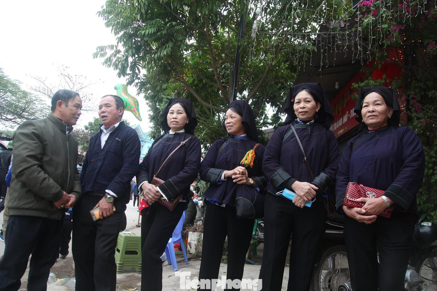 Hát Soong hao tại chợ tình Tân Sơn. Tại chợ tình Tân Sơn, du khách bắt gặp nhiều tốp người Nùng hát Soong hao từ trưa cho đến tối mịt. Họ hát Soong hao để hỏi thăm về cuộc sống, gia đình, nhớ lại những kỉ niệm xưa.