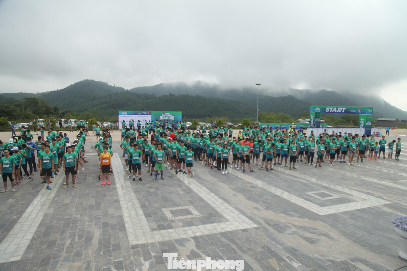 Tham dự có anh Nguyễn Tường Lâm, Bí thư Trung ương Đoàn; ông Mai Sơn, Phó Chủ tịch thường trực UBND tỉnh Bắc Giang và hơn 1.000 vận động viên trong và ngoài tỉnh Bắc Giang.