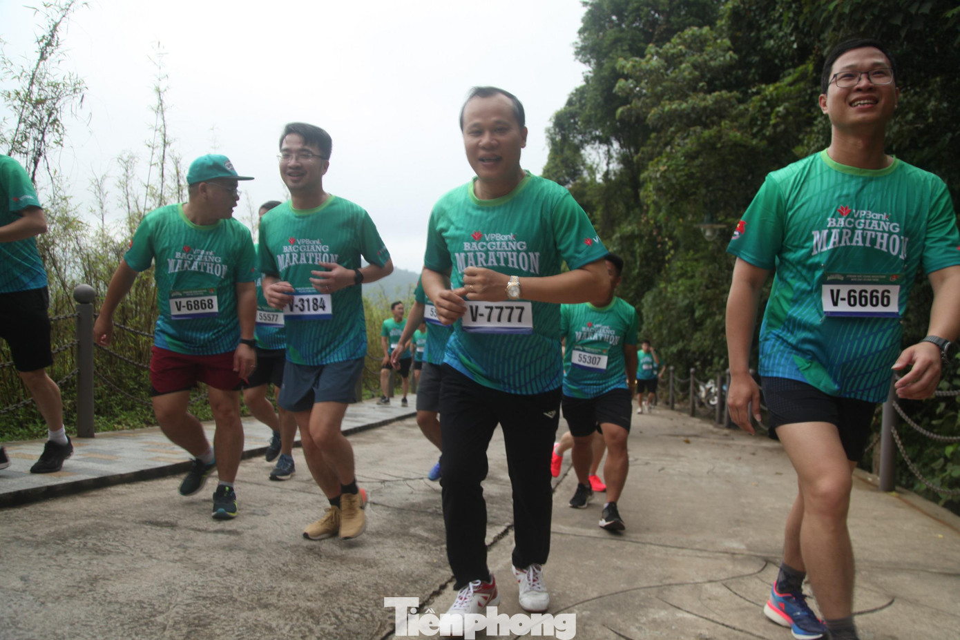 Anh Nguyễn Tường Lâm, Bí thư Trung ương Đoàn (thứ 3 từ bên phải); ông Mai Sơn, Phó Chủ tịch thường trực UBND tỉnh Bắc Giang (thứ 2 từ bên phải); anh Thân Trung Kiên, Bí thư Tỉnh Đoàn Bắc Giang tham gia chạy cùng các vận động viên