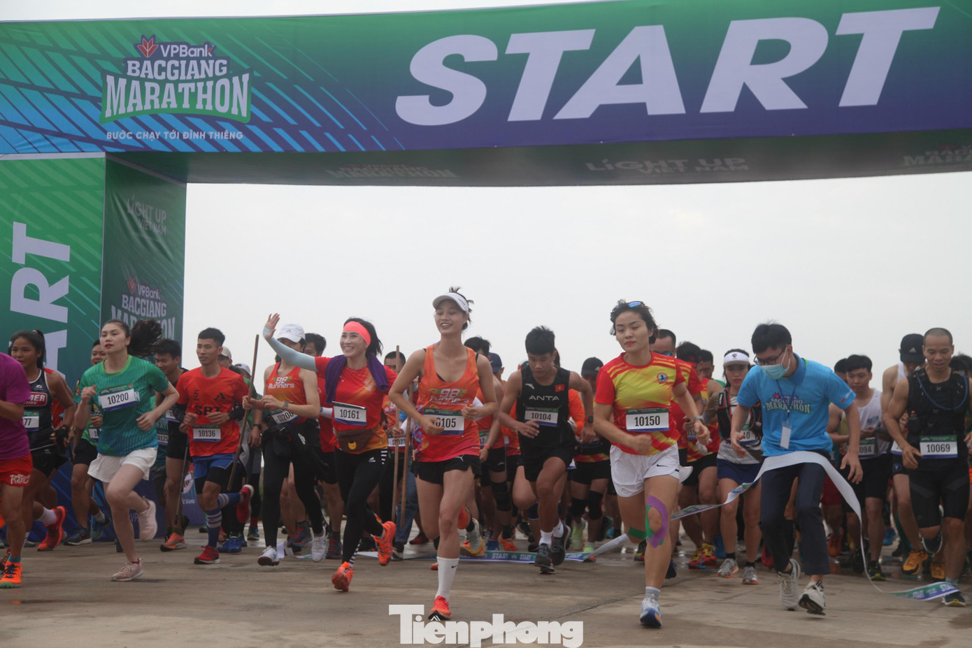Các vận động viên bắt đầu chạy