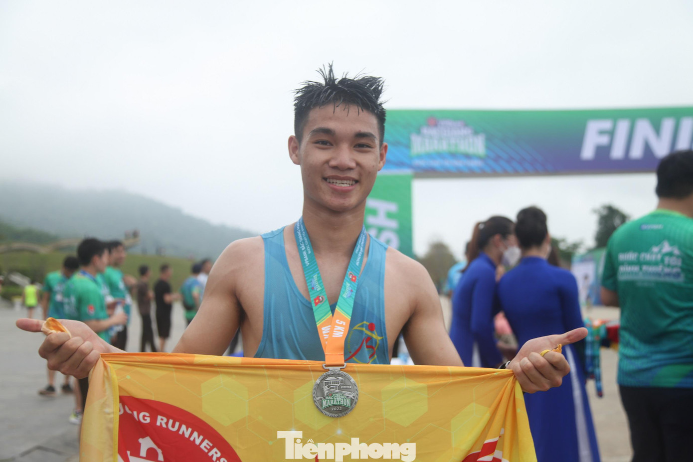 Vận động viên vui mừng khi nhận huy chương của giải chạy. Tại giải chạy, nhà tài trợ trao tặng gói an sinh xã hội trị giá 200 triệu đồng để thực hiện công trình nhà vệ sinh trường học, phòng học trực tuyến và thư viện tại huyện Sơn Động.