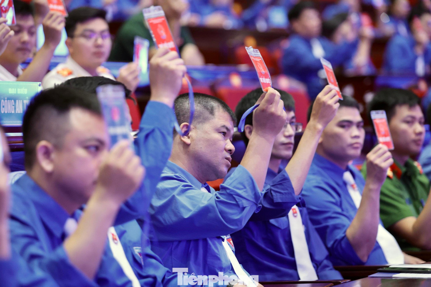 Các đại biểu bầu Đoàn Chủ tịch tại Đại hội Đoàn TNCS Hồ Chí Minh tỉnh Bắc Ninh lần thứ XV