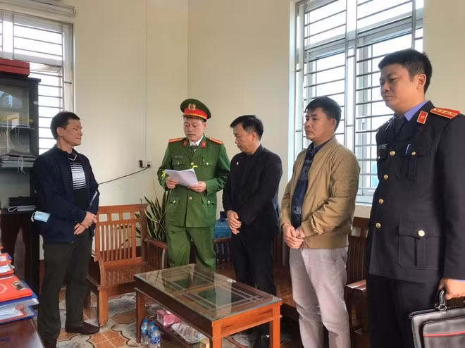 Nguyễn Mạnh Tuân (ngoài cùng bên trái) bị Công an Bắc Giang bắt giữ