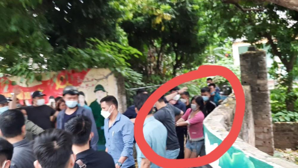 Đối tượng H bị bắt tại khu vực nuôi gia súc của một ngôi nhà hoang