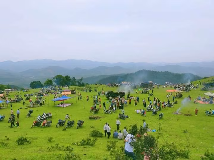 Cao nguyên Đồng Cao (Bắc Giang) ngập lều trại dịp nghỉ lễ