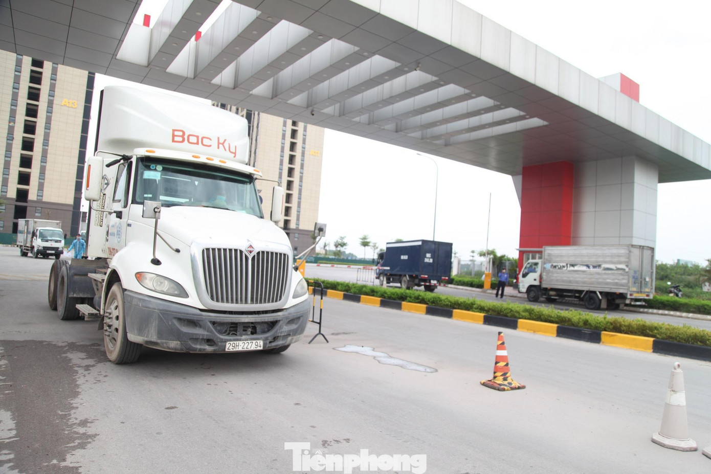 Xe vận chuyển nhộn nhịp ra vào KCN Vân Trung Xe vận chuyển nhộn nhịp ra vào KCN Vân Trung