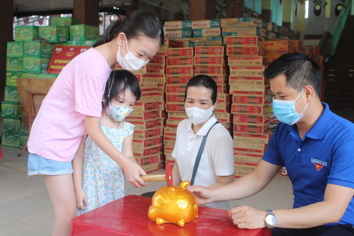 Bé Phương Anh cùng chị đập heo đất tiết kiệm ủng hộ phòng chống dịch Bé Phương Anh cùng chị đập heo đất tiết kiệm ủng hộ phòng chống dịch