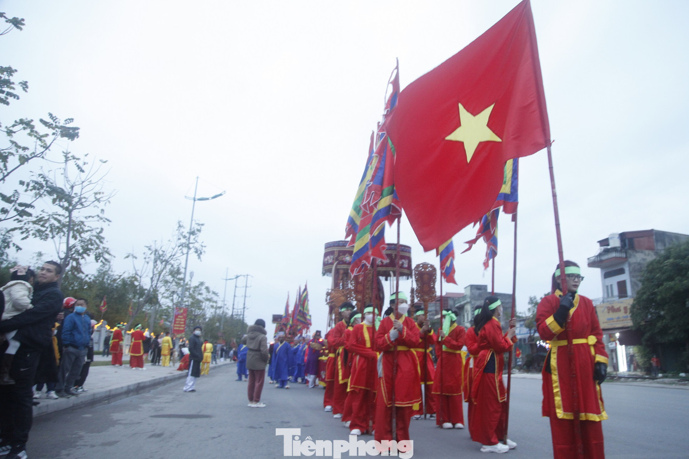 Từ sáng sớm mùng 6 tháng Giêng, 14 đoàn rước ở thành phố Bắc Giang bắt đầu đến đền Xương Giang để tham gia lễ hội. Mùa xuân năm Mậu Tuất 1418, cuộc khởi nghĩa Lam Sơn chống quân Minh do Lê Lợi khởi xướng bắt đầu từ thượng du Thanh Hoá, đến giữa năm 1426, nghĩa quân tiến ra phía Bắc bao vây thành Đông Quan. Trước tình hình đó, tướng giặc là Vương Thông một mặt âm mưu giảng hoà, mặt khác phái người về nước cầu cứu viện binh. Triều đình nhà Minh quyết định điều 2 đạo viện binh sang tiếp viện.