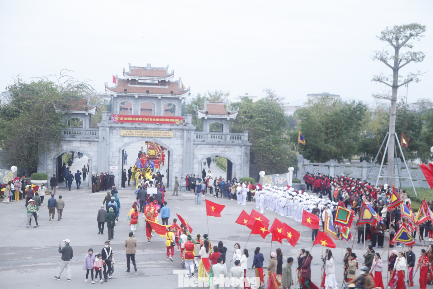 Lê Lợi, Nguyễn Trãi đã cử các tướng tài lên vùng biên ải để chặn đánh viện binh. Người dân các vùng trên đường địch tiến quân đều nhất tề hưởng ứng, thực hiện kế hoạch vườn không nhà trống, đồng thời, nhân dân hợp sức cùng nghĩa quân đánh các thành do quân Minh chiếm đóng. Trong các trận bao vây, chiếm thành, gay go và quyết liệt nhất là chiếm thành Xương Giang.