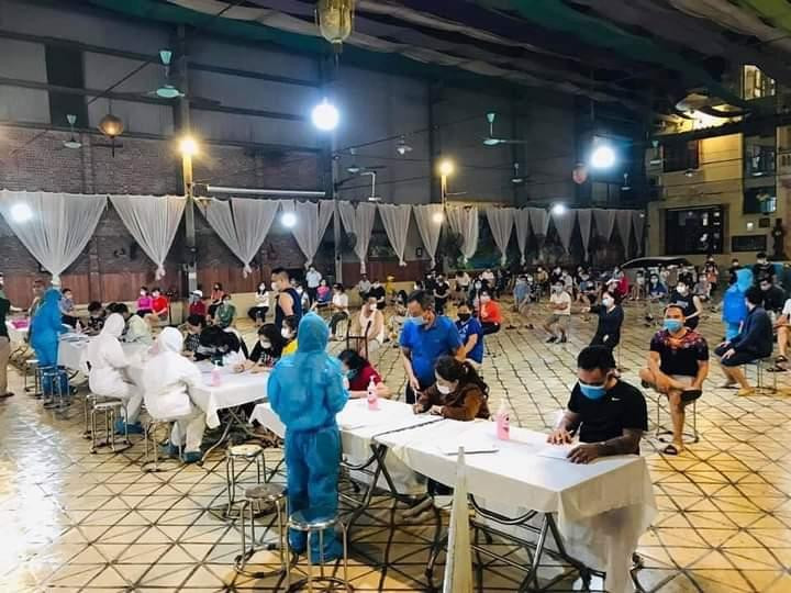 Cơ quan chức năng tỉnh Bắc Ninh lấy mẫu xét nghiệm cho người dân Cơ quan chức năng tỉnh Bắc Ninh lấy mẫu xét nghiệm cho người dân