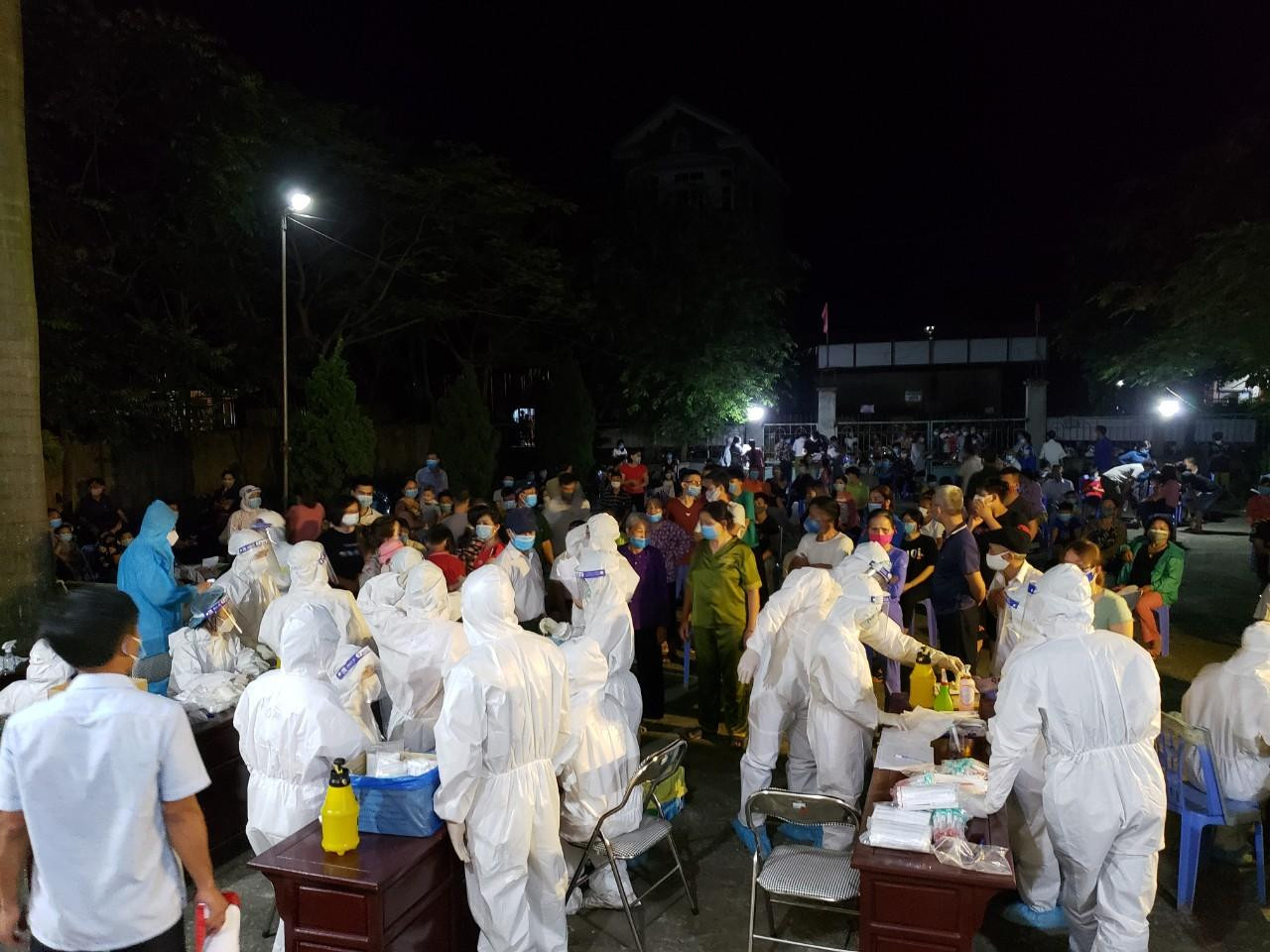 Cơ quan chức năng lấy mẫu xét nghiệm cho người dân tỉnh Bắc Ninh