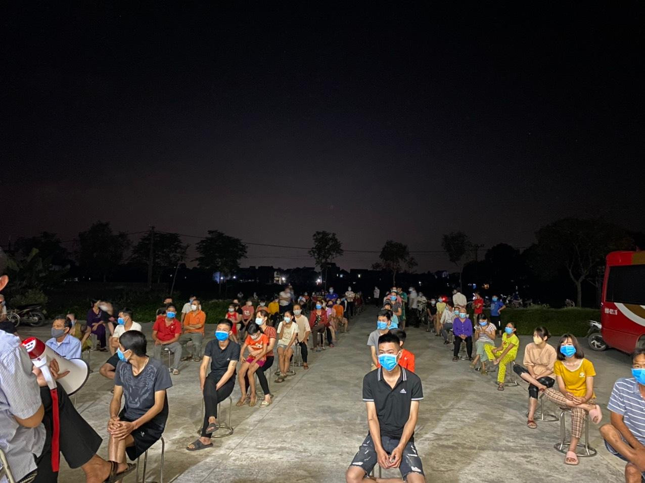 Người dân tỉnh Bắc Ninh đến lấy mẫu xét nghiệm COVID - 19