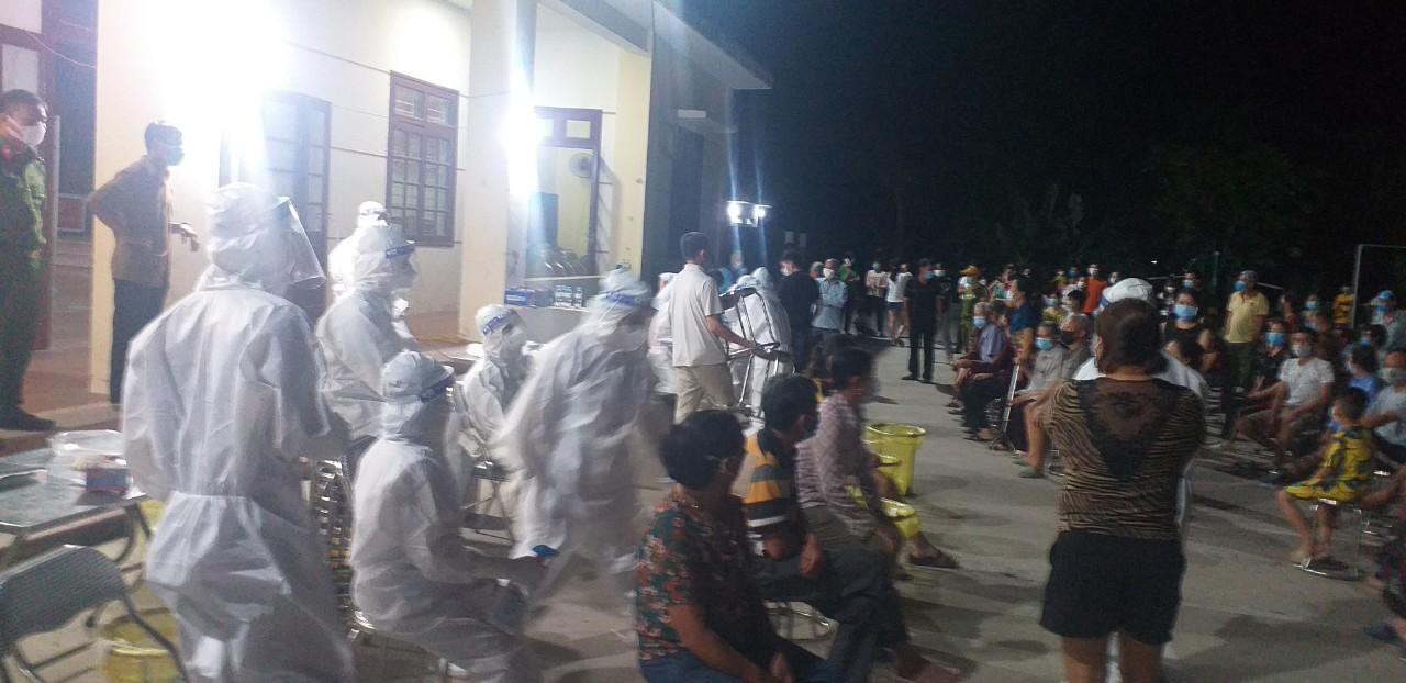 Cơ quan chức năng lấy mẫu xét nghiệm cho người dân huyện Thuận Thành