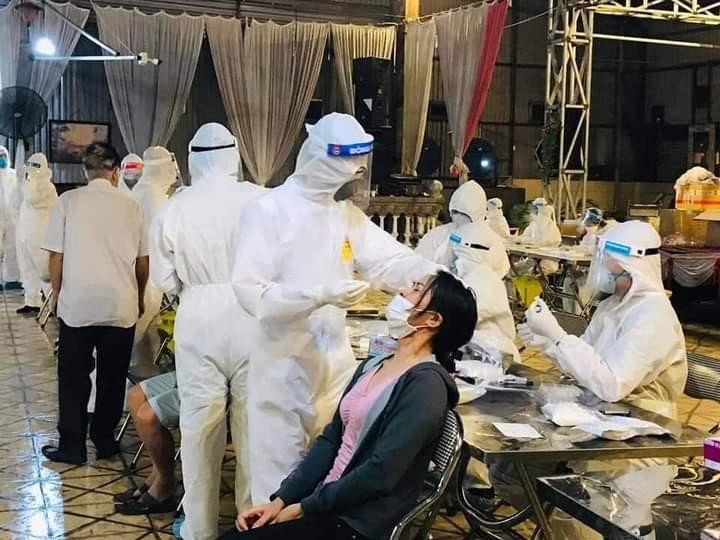 Cơ quan chức năng tỉnh Bắc Ninh lấy mẫu xét nghiệm cho người dân