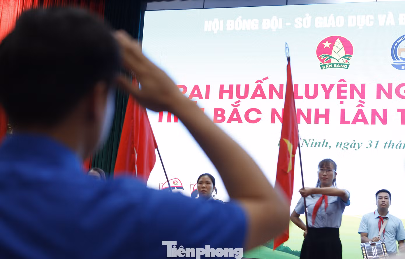 Các đại biểu làm lễ chào cờ tại chương trình khai mạc Trại huấn luyện Nguyễn Bá Ngọc. Ảnh: Nguyễn Thắng. Các đại biểu làm lễ chào cờ tại chương trình khai mạc Trại huấn luyện Nguyễn Bá Ngọc. Ảnh: Nguyễn Thắng.