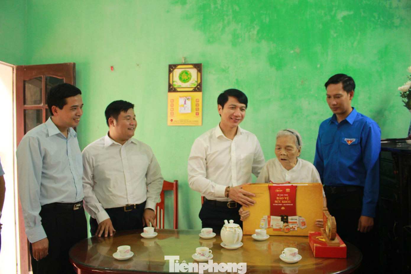 Anh Nguyễn Ngọc Lương (thứ 3 bên trái) và lãnh đạo Tỉnh Đoàn Bắc Ninh thăm tặng quà mẹ Việt Nam anh hùng Anh Nguyễn Ngọc Lương (thứ 3 bên trái) và lãnh đạo Tỉnh Đoàn Bắc Ninh thăm tặng quà mẹ Việt Nam anh hùng