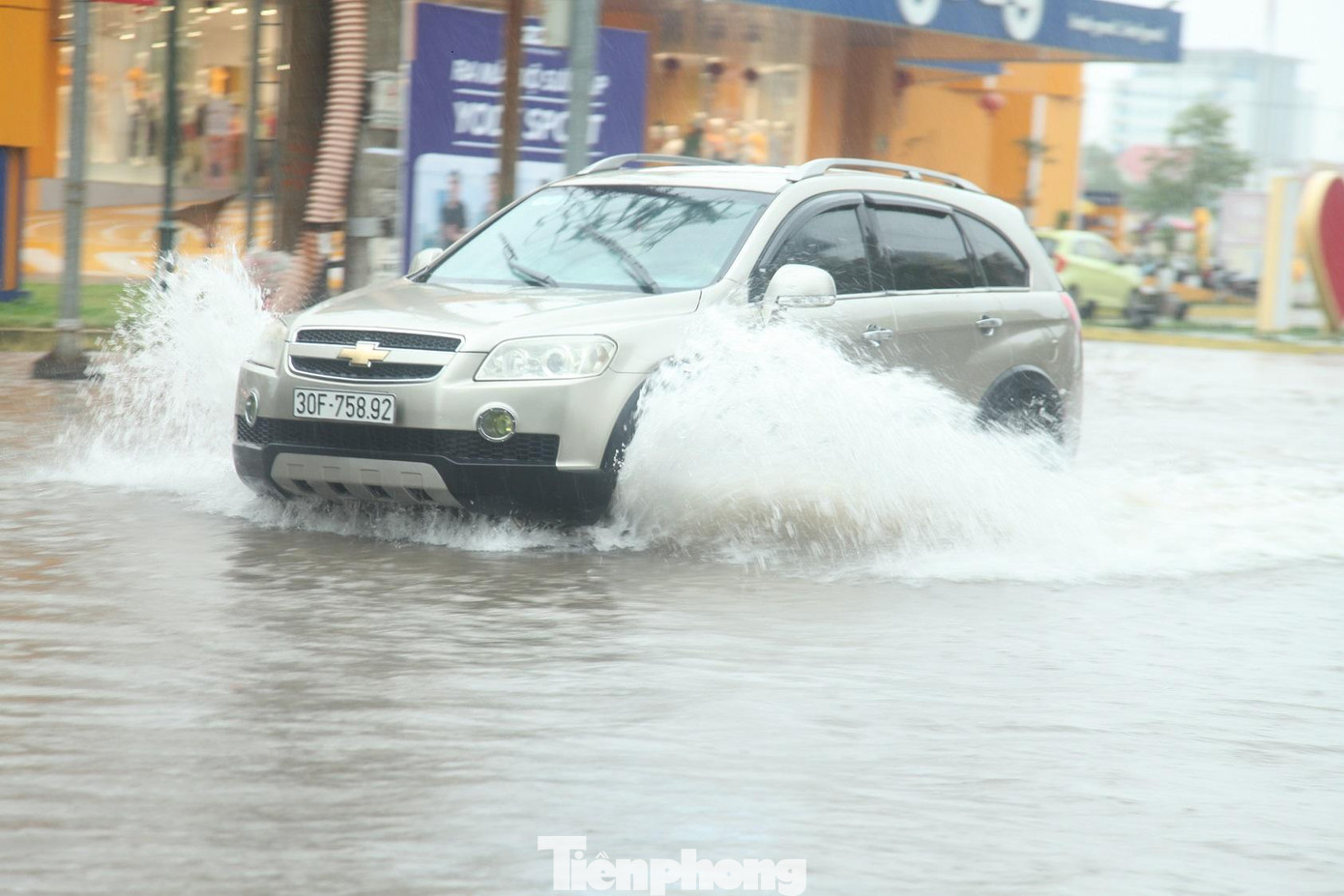 Do mưa lớn từ đêm qua nên thành phố Bắc Giang có nhiều tuyến đường bị ngập sâu trong nước.