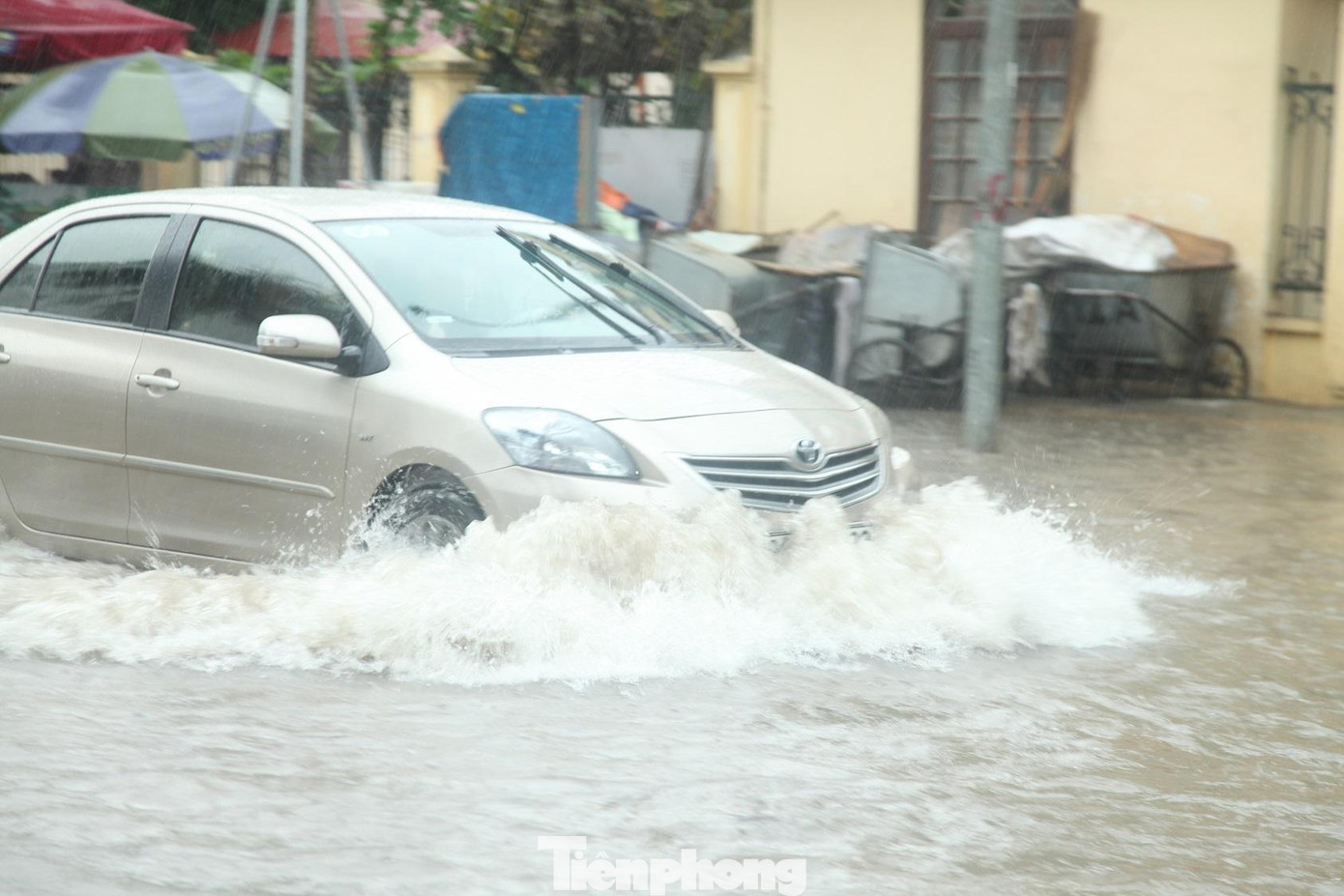 Có điểm ở đường Ngô Văn Cảnh nước ngập sâu gần nửa mét.