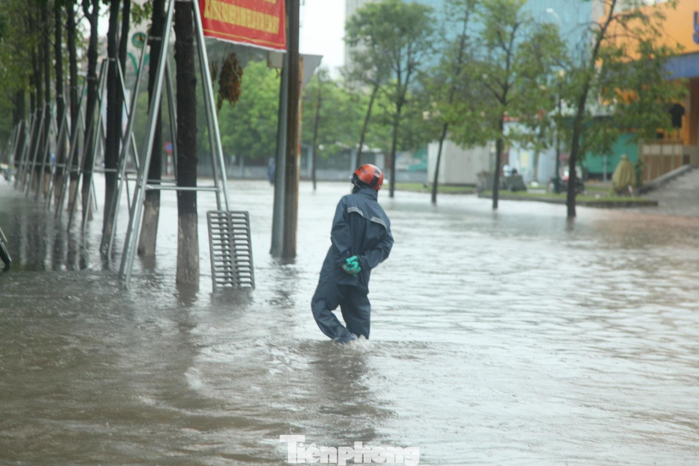 Một nhân viên trông cống thoát nước trên đường ở thành phố Bắc Giang.