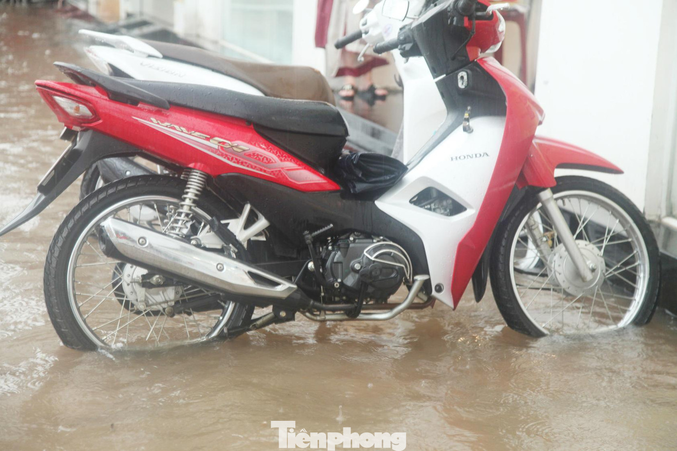 Nước ngập lên vỉa hè tại thành phố Bắc Giang.