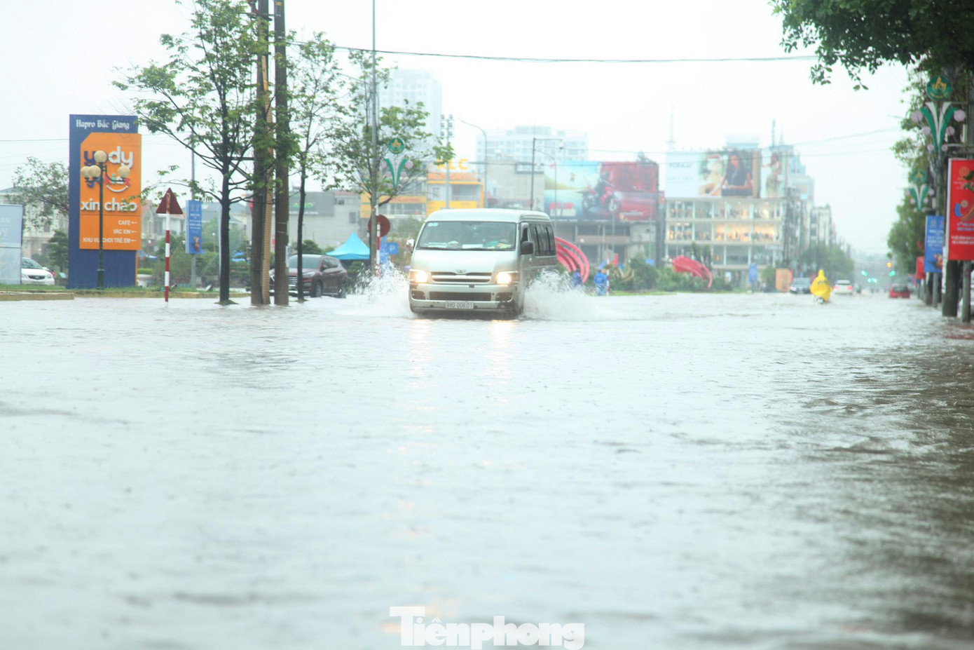 Đường Hoàng Văn Thụ (tuyến phố chính ở thành phố Bắc Giang) cũng chìm trong biển nước.