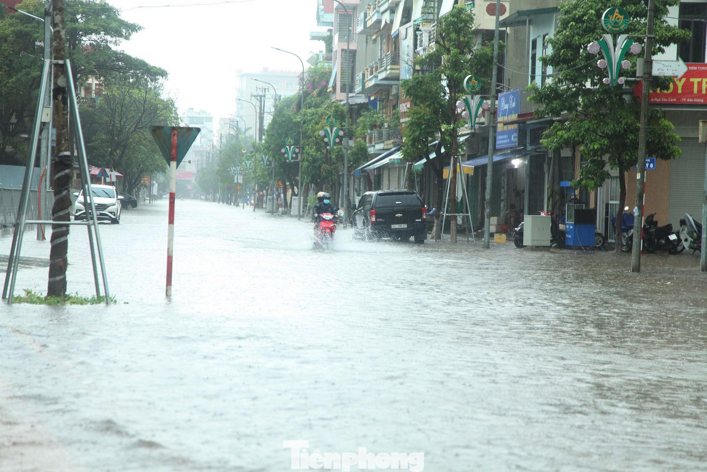 Đường Ngô Văn Cảnh, thành phố Bắc Giang bị ngập khá sâu. Nhiều phương tiện tham gia giao thông phải quay xe khi đến tuyến đường này.