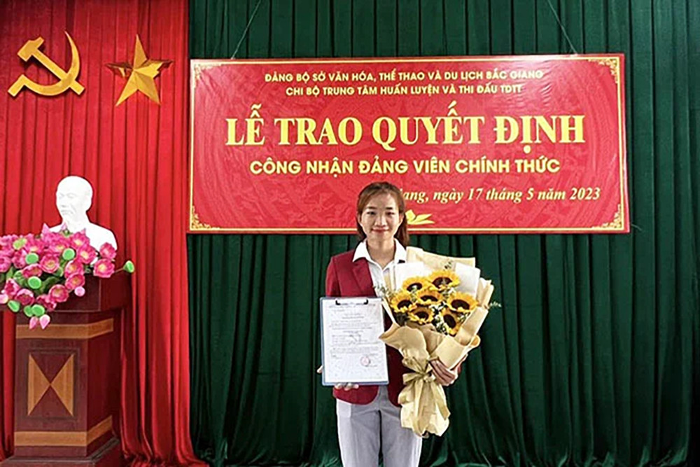 Oanh được công nhận là đảng viên chính thức. Oanh được công nhận là đảng viên chính thức.